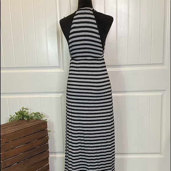 Beautiful Plunging Neckline comfortable Maxi Dress - Picture 5 of 10